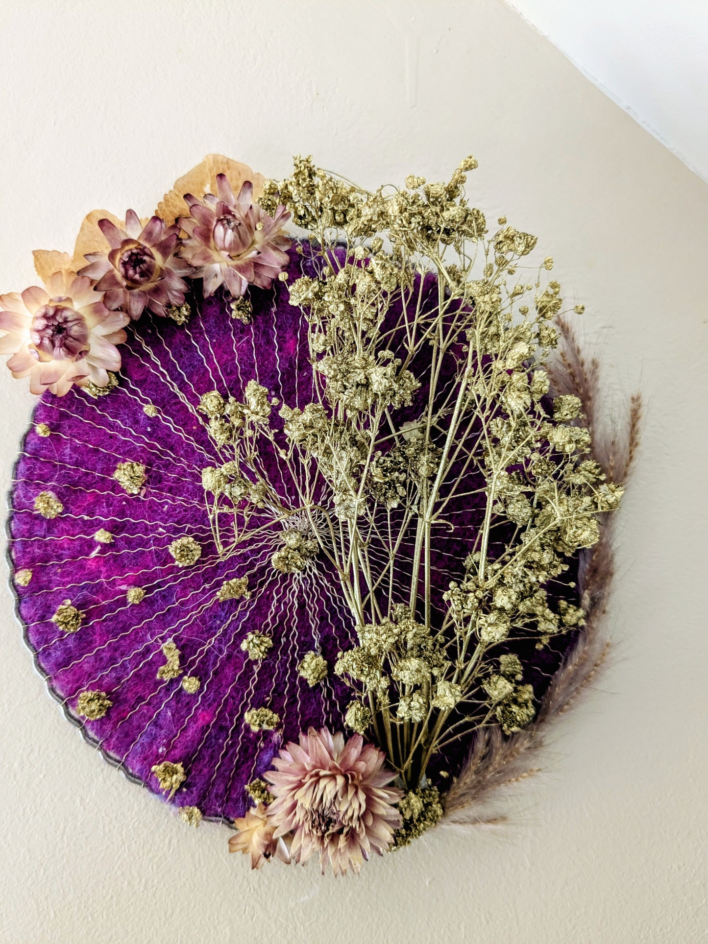 Bijou mural violet arbre en or